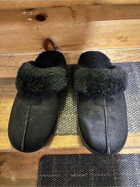 Plush Shearling-Trim Slip-On Slippers in Black